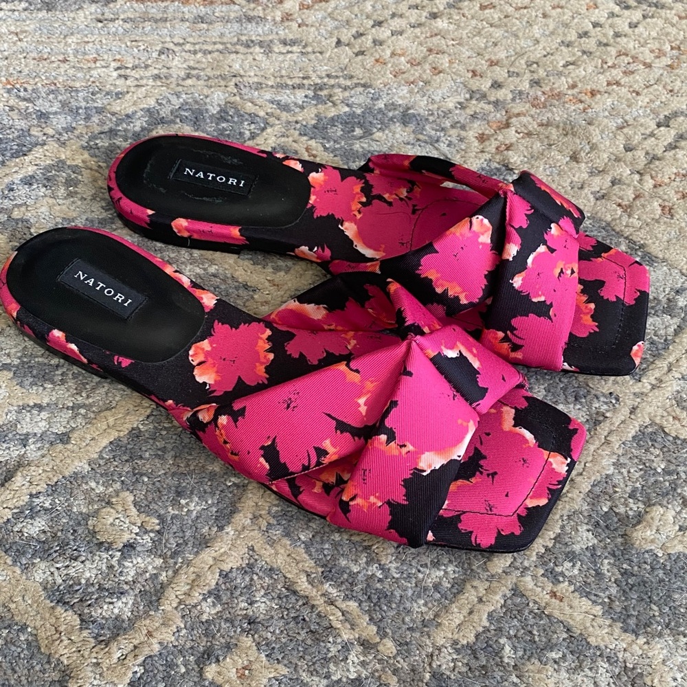 Natori Vitta Taichou Slide Sandals Vibrant Pink and Black Floral Slides
